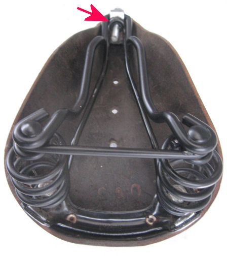 Wie der Aufbau um die Sattelnase das obere Gestänge hält