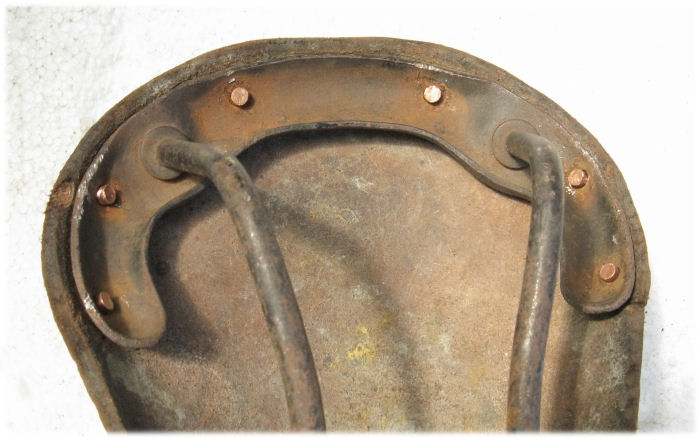 Nieten im Ledersattel von Innen betrachtet