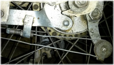 Umlenkrolle als Zugwegverlängerung und Schnellspannmechanismus